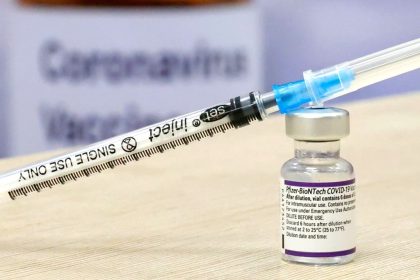 Während Gesundheitsbehörden die Corona-Impfung weiter empfehlen und/oder verlangen, warnen Ärzte weltweit vor deren Wirkstoffen und Folgen.