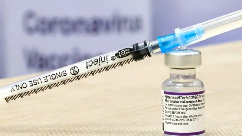 Während Gesundheitsbehörden die Corona-Impfung weiter empfehlen und/oder verlangen, warnen Ärzte weltweit vor deren Wirkstoffen und Folgen.
