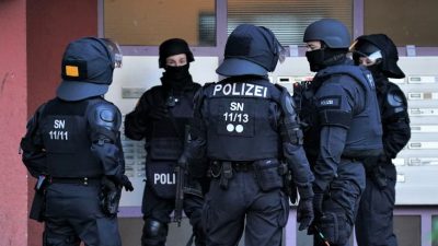 Berlin: Polizist und Bezirksamtsmitarbeiter wegen Bestechlichkeit verhaftet