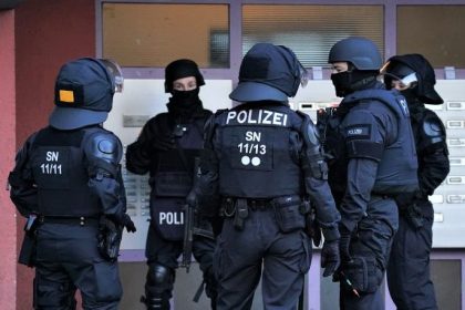 Berlin: Polizist und Bezirksamtsmitarbeiter wegen Bestechlichkeit verhaftet