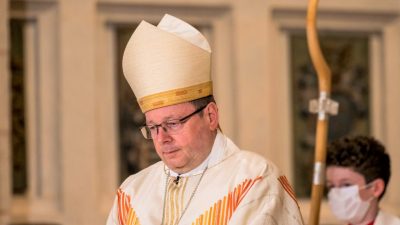 Priesterweihe für Frauen? Bischof Bätzing fordert umfassende Kirchenreformen
