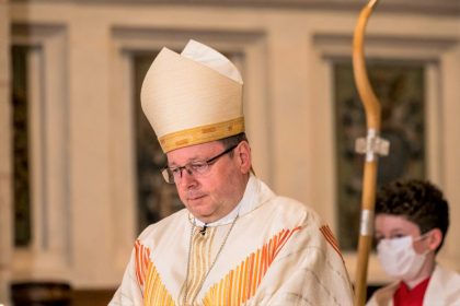 Priesterweihe für Frauen? Bischof Bätzing fordert umfassende Kirchenreformen