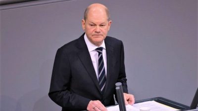 Bundeskanzler Olaf Scholz steht Rede und Antwort