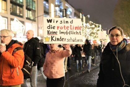Spaziergänge und Demos in 990 Orten: „Schwierige Einsatzlage“ für die Polizei