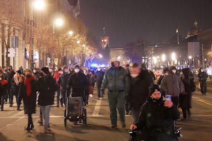 Mit 300 Menschen auf “Montagsspaziergang” durch Berlin
