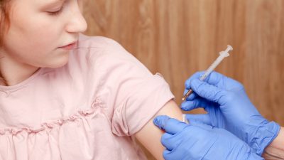 „Hier gilt für mich die Alarmstufe Rot“ – Rechtsanwalt über Kindertodesfälle nach Impfung