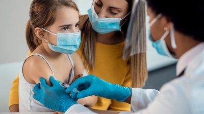 Deutsche Ärzte stellen Corona-Impfung bei Kindern infrage