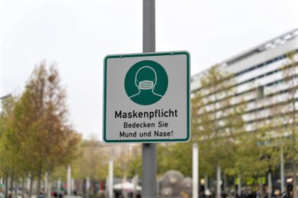 Urteil: Polizei darf Maskenverweigerer bei Versammlung vom Platz verweisen
