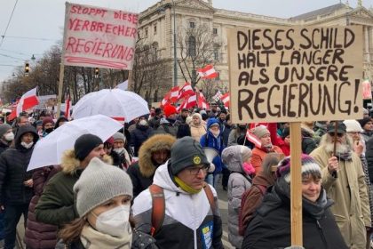 „Frieden, Freiheit, Demokratie“: Zahlreiche Demonstranten marschieren durch Wien