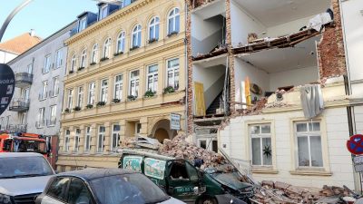 Explosion in Hamburg: Fassade von Wohnhaus stürzt ein