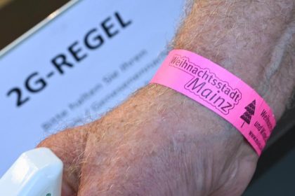 Handelsverband wirbt für bundesweite „Bändchenlösung“ beim Einkauf