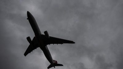Flugzeug mit zwei Deutschen und 20 weiteren Menschen an Bord vermisst