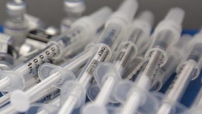 STIKO empfiehlt vierte Impfung für Ältere und Novavax für Erwachsene