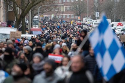 „Denkpflicht statt Impfpflicht“ – Tausende demonstrieren gegen Corona-Regeln