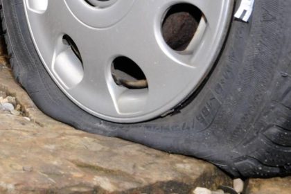 Klimaaktivisten plätten Reifen von SUVs