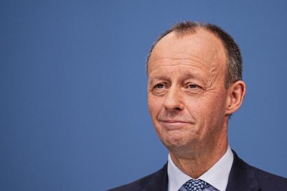 Merz regt Impfpflicht-Stufenplan für weitere Gruppen an