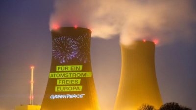 Atomausstieg geht voran – Aktivisten feiern mit Projektionen