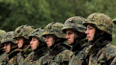 Ukraine fordert Flugabwehrraketen – Deutschland schickt 5.000 Schutzhelme