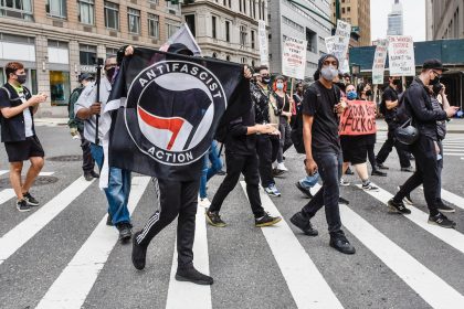 „Papa Lenin“ und „Daddy Marx“: Antifa-Lehrer in Schule entlarvt und entlassen