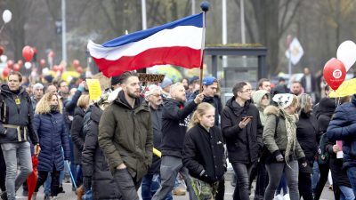 Tausende Niederländer widersetzen sich Protestverbot