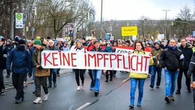 Bayerns Innenminister fordert konsequentes Vorgehen gegen Corona-„Spaziergänge“