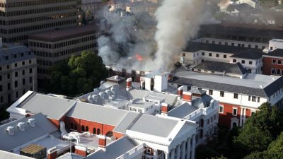 Feuer in Kapstadt bringt Dach von Alter Nationalversammlung zum Einsturz