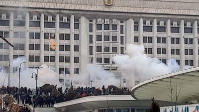 Demonstranten stürmen Stadtverwaltung von Almaty – Regierung tritt zurück