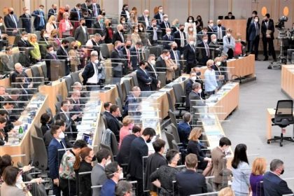 Zuckerbrot und Peitsche? Impflotterie und Impfpflicht beschlossen