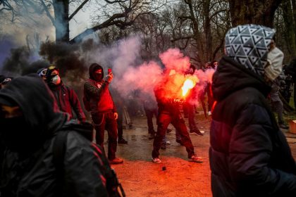 Groß-Demo gegen Corona-Regeln schlägt in Gewalt um – Eskalation durch Antifa