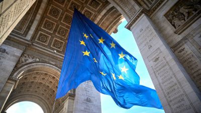 EU-Flagge am Triumphbogen – „Anschlag auf die Identität unseres Vaterlandes“