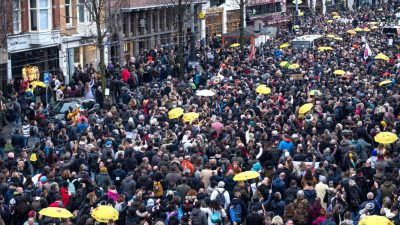 Tausende bei verbotener Corona-Demo – Polizei greift mit aller Härte durch
