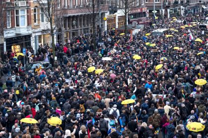 Tausende bei verbotener Corona-Demo – Polizei greift mit aller Härte durch