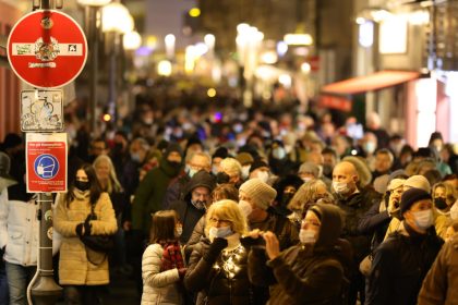 „Punktuell“: Rechte und linke Extremisten besuchen Corona- und Gegenproteste
