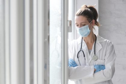 Das „Damoklesschwert” im Gesundheitswesen – Anwalt geht gegen Impfpflicht vor