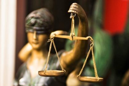 Lebenslange Haft mit Sicherungsverwahrung nach Dreifachmord