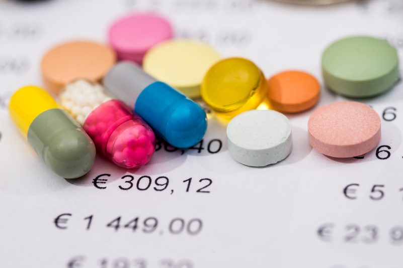 Die Pharmaindustrie verdient am Gesundheitswesen und beeinflusst es dazu nicht unwesentlich.