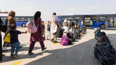 Rund 20.000 Afghanen warten auf Einreise nach Deutschland