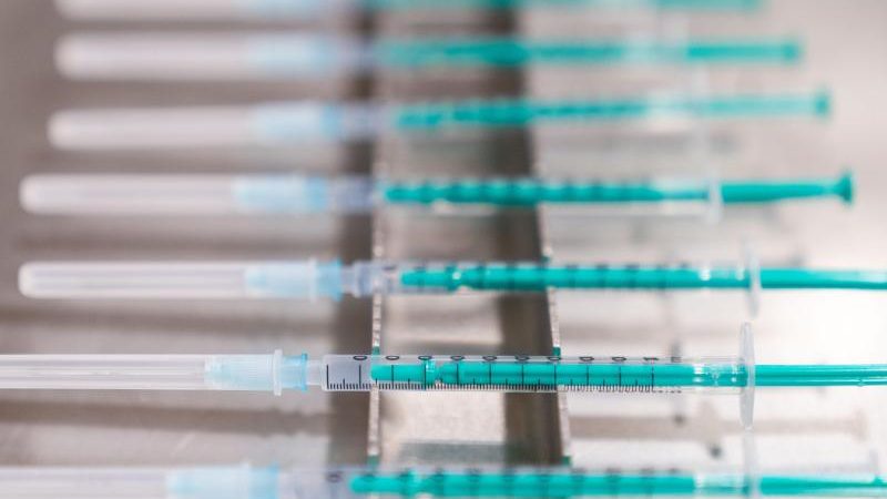 Lauterbachs Impfdepot: Mindestens acht Spritzen pro Einwohner geplant?