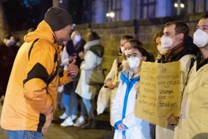 Polizei unterbindet Corona-Protest vor Uniklinik in Dresden