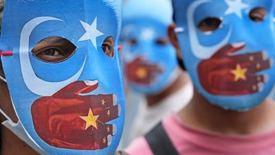 Dutzende idonesische Studenten forderten bei einer Kundgebung die Absage der Olympischen Spiele in Peking wegen angeblicher Menschenrechtsverletzungen gegenüber der muslimischen ethnischen Minderheit der Uiguren in Chinas Region Xinjiang.