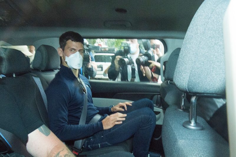 Novak Djokovic verlässt das Park Hotel in Melbourne.
