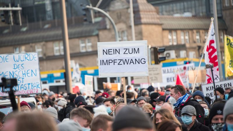 Teilnehmer einer Demonstration gegen Corona-Einschränkungen sind in der HAmburger Innenstadt unterwegs.