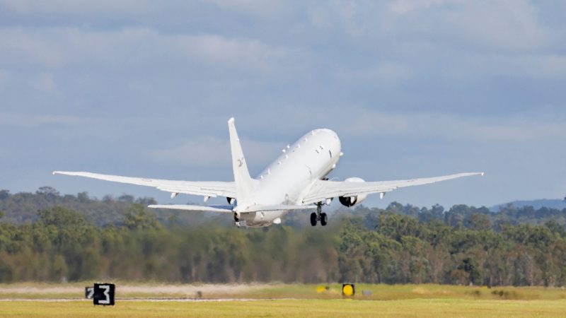 Ein Flugzeug der Royal Australian Air Force startet von dem Luftwaffenstützpunkt in Amberly, um nach dem Vulkanausbruch vor der Küste von Tonga Hilfe zu leisten