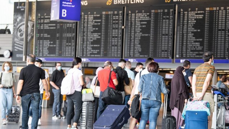 Passagiere warten auf dem Frankfurter Flughafen.