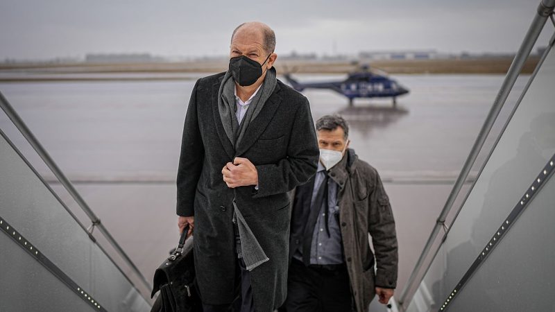 Bundeskanzler Olaf Scholz (SPD, l) am Flughafen BER auf dem Weg nach Madrid. Im Rahmen seines Antrittsbesuchs in Spanien wird Scholz von Ministerpräsident Sánchez empfangen.