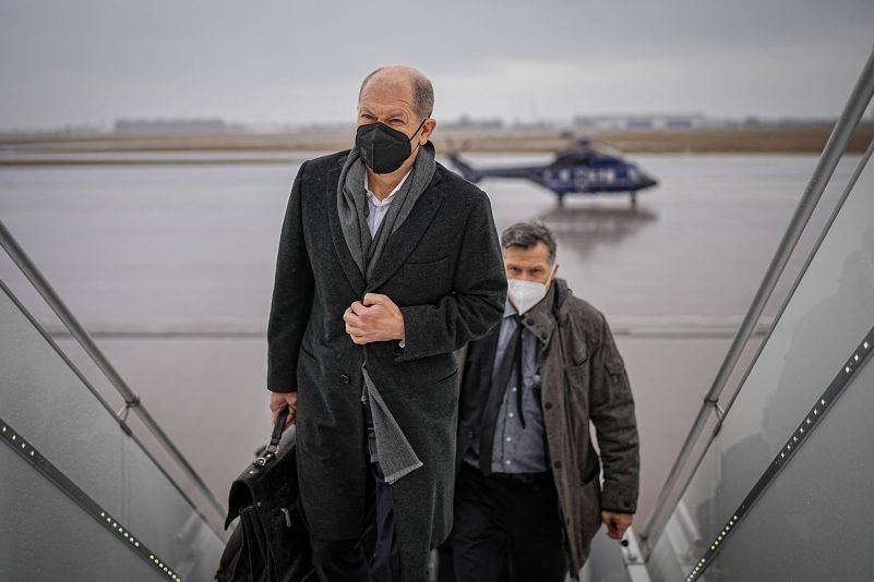 Bundeskanzler Olaf Scholz (SPD, l) am Flughafen BER auf dem Weg nach Madrid. Im Rahmen seines Antrittsbesuchs in Spanien wird Scholz von Ministerpräsident Sánchez empfangen.