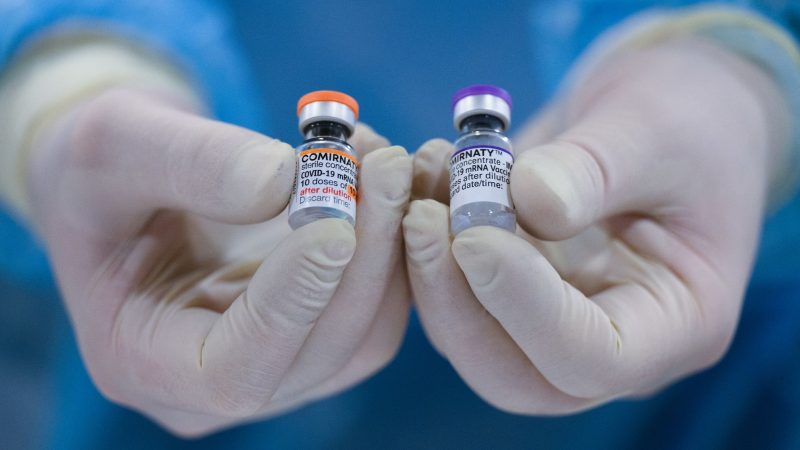Ampullen mit dem Wirkstoff Comirnaty von Biontech/Pfizer gegen das Coronavirus. Eine halbe Million Corona-Impfungen sind am Wochenende in Deutschland dazugekommen.