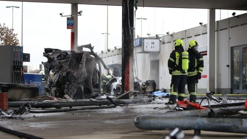 An der Raststätte Langen-Bergheim in Hessen hat es gebrannt, zwei Fahrzeuge waren bei dem Vorfall involviert.