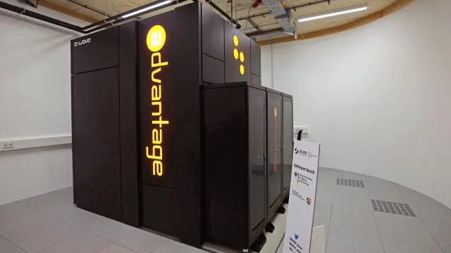 Ein neuer Quantencomputer steht am Forschungszentrum Jülich in einem vibrationsfreien Gebäude.