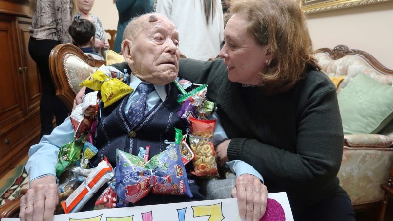 Auf diesem Bild feiert Saturnino de la Fuente seinen 110. Geburtstag.